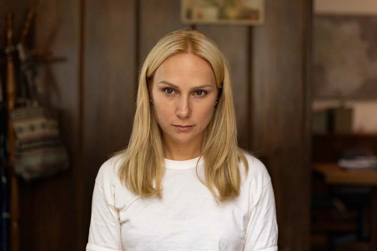 Elize é interpretada pela atriz Carol Garcia, que realizou uma preparação minuciosa, incluindo aulas práticas com um açougueiro para entender técnicas de corte e compreender o contexto do crime.-Divulgação