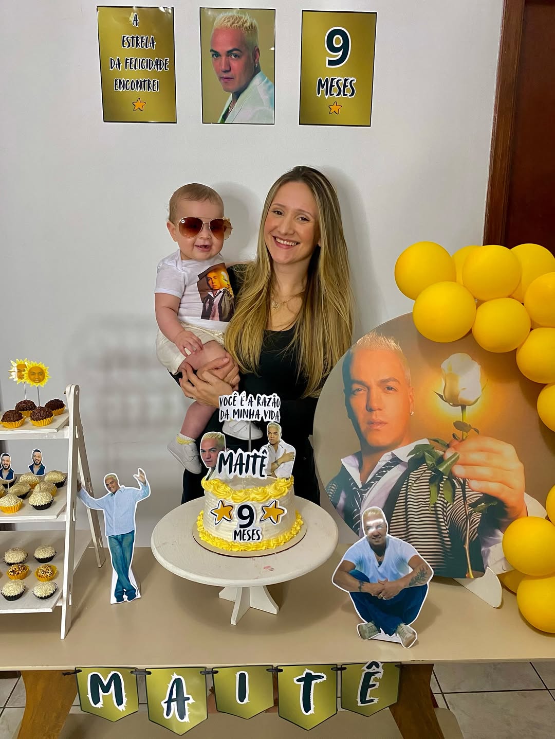 Carolina produziu artes personalizadas, além de o figurino da bebê também ser uma referência ao estilo do cantor, com body temático e óculos escuros.
