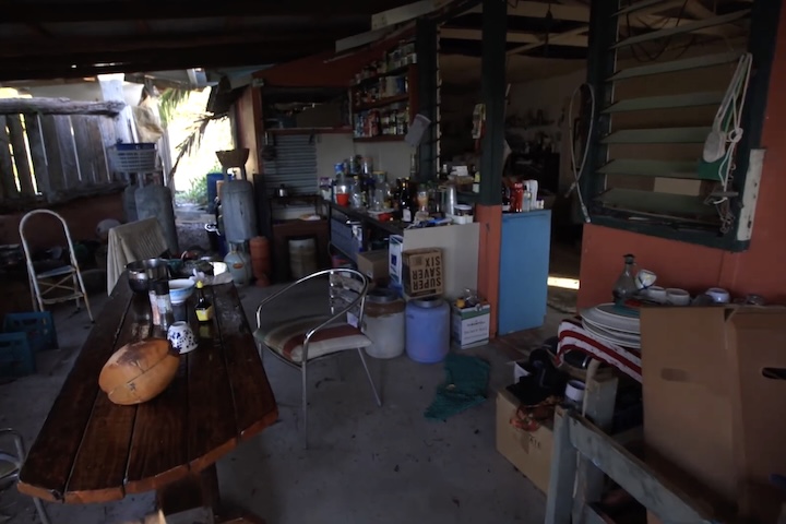 Ele construiu sozinho uma casa simples de madeira, que possui gerador solar, sistema de captação de água da chuva e uma horta. 