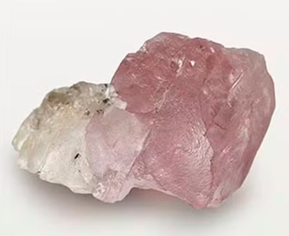 Diamantes rosa são extremamente raros e se formam a mais de 160 quilômetros abaixo da superfície, com sua cor surgindo de intensas deformações geológicas. O novo achado, aliás, supera todos os registros anteriores em tamanho e complexidade.