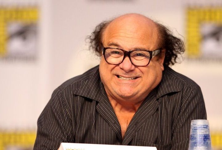 Danny DeVito – Estudava estética e maquiagem para trabalhar no salão de beleza de sua irmã. Para se formar no curso de cosmética, era obrigado a fazer aulas de atuação, onde acabou descobrindo seu talento para a comédia.