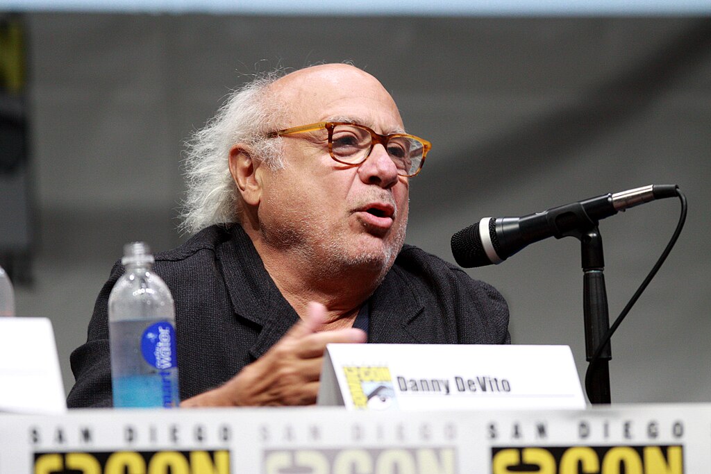 Além de avô coruja e da idade avançada, DeVito segue ativo na carreira e será o anfitrião da 17ª cerimônia de indução do New Jersey Hall of Fame, marcada para 21 de novembro de 2025.
