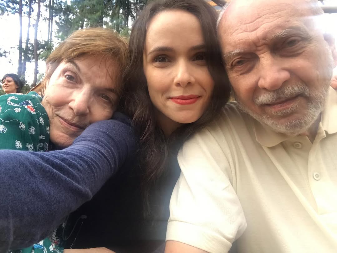 Débora Falabella nasceu em 22 de fevereiro de 1979, em Belo Horizonte, Minas Gerais. Filha do ator Rogério Falabella e da cantora lírica Maria Olympia, além de irmã da atriz Cynthia Falabella e da produtora Júnia Falabella, ela cresceu em ambiente artístico, cercada por teatro e música.
