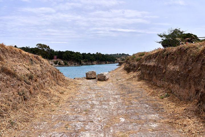 O desejo de perfurar o istmo remonta ao século 7 a.C., quando o Tirano de Corinto, Periandro, criou o Diolkos, uma estrada pela qual navios eram arrastados em terra. 