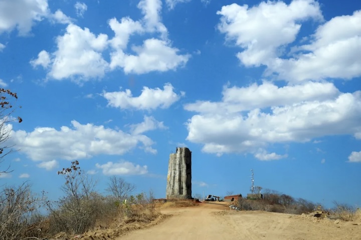 Na época, a prefeitura encomendou uma estátua monumental do padroeiro para ser erguida no Morro do Serrote do Cágado.