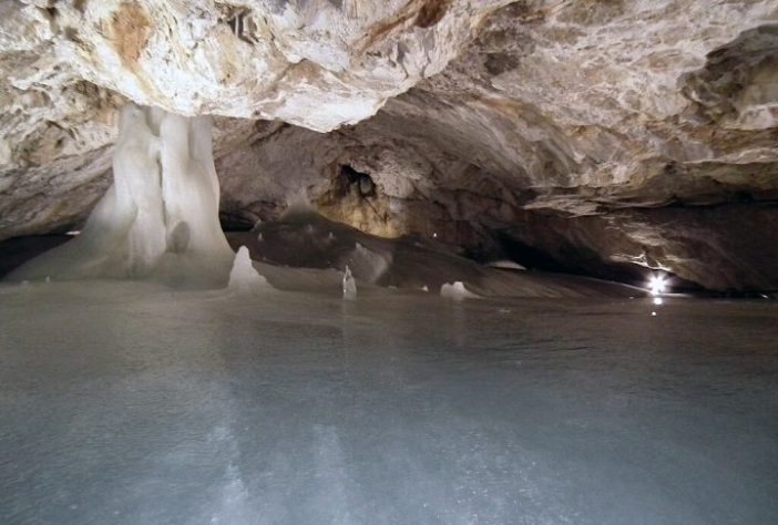 Dobsinská Ice Cave, Eslováquia - Wikimedia Commons/dariusz woźniak