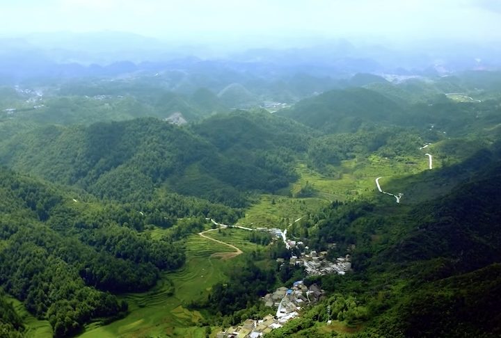 A visita à área geralmente envolve trajeto de barco, passagem por cachoeiras e grutas iluminadas, além de caminhadas em trechos com infraestrutura turística.