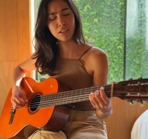 Cantora conquista público com interpretação fiel de Gal Costa