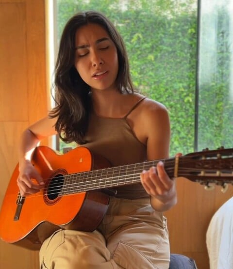 Cantora conquista público com interpretação fiel de Gal Costa