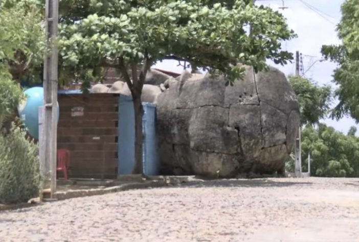 Em Caridade, no interior do Ceará, cabeça da estátua de Santo Antônio foi montada no chão e nunca foi unida ao corpo — Reprodução/YouTube