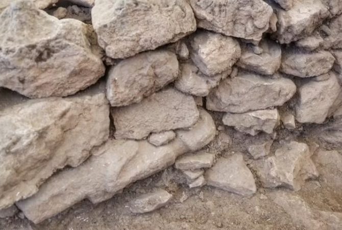 Estátua humana de 12 mil anos fincada em parede intriga pesquisadores na Turquia