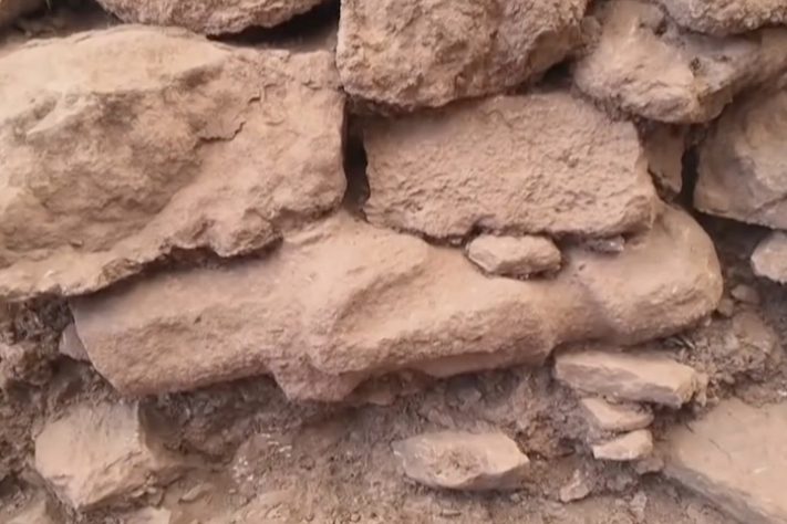 Estátua humana estava presa em parede de preda em sítio arqueológico da Turquia — Reprodução/Anadolu Ajansı