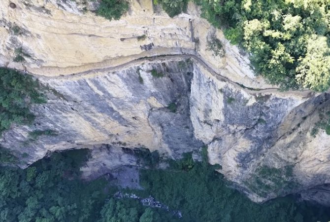 Conheça a estrada na China que foi construída por moradores locais em penhasco de 200 metros de altura