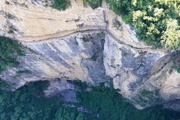 Conheça a estrada na China que foi construída por moradores locais em penhasco de 200 metros de altura
