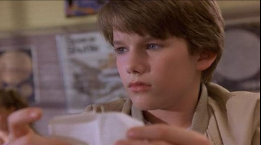 <p>Interessado pelas artes desde cedo, Hawke iniciou sua carreira de ator jovem e estreou no cinema com o filme “Viagem ao Mundo dos Sonhos” em 1985. Em 1988, ingressou na Carnegie Mellon University para estudar atuação.</p>
