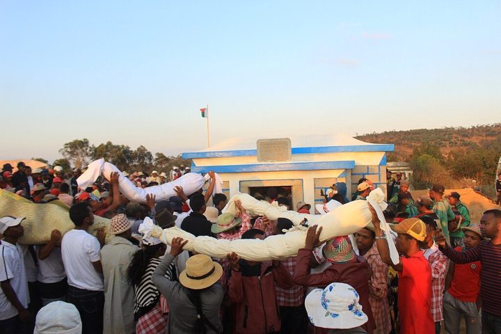 Essa mistura se reflete na lÃ­ngua malgaxe, assim como nos costumes, na mÃºsica, nas danÃ§as tradicionais e nas crenÃ§as ancestrais, como o famadihana (ou 