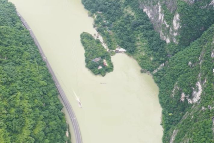 Família vive isolada em ilha no meio de um rio profundo e cercado por cânions - Reprodução/YouTube