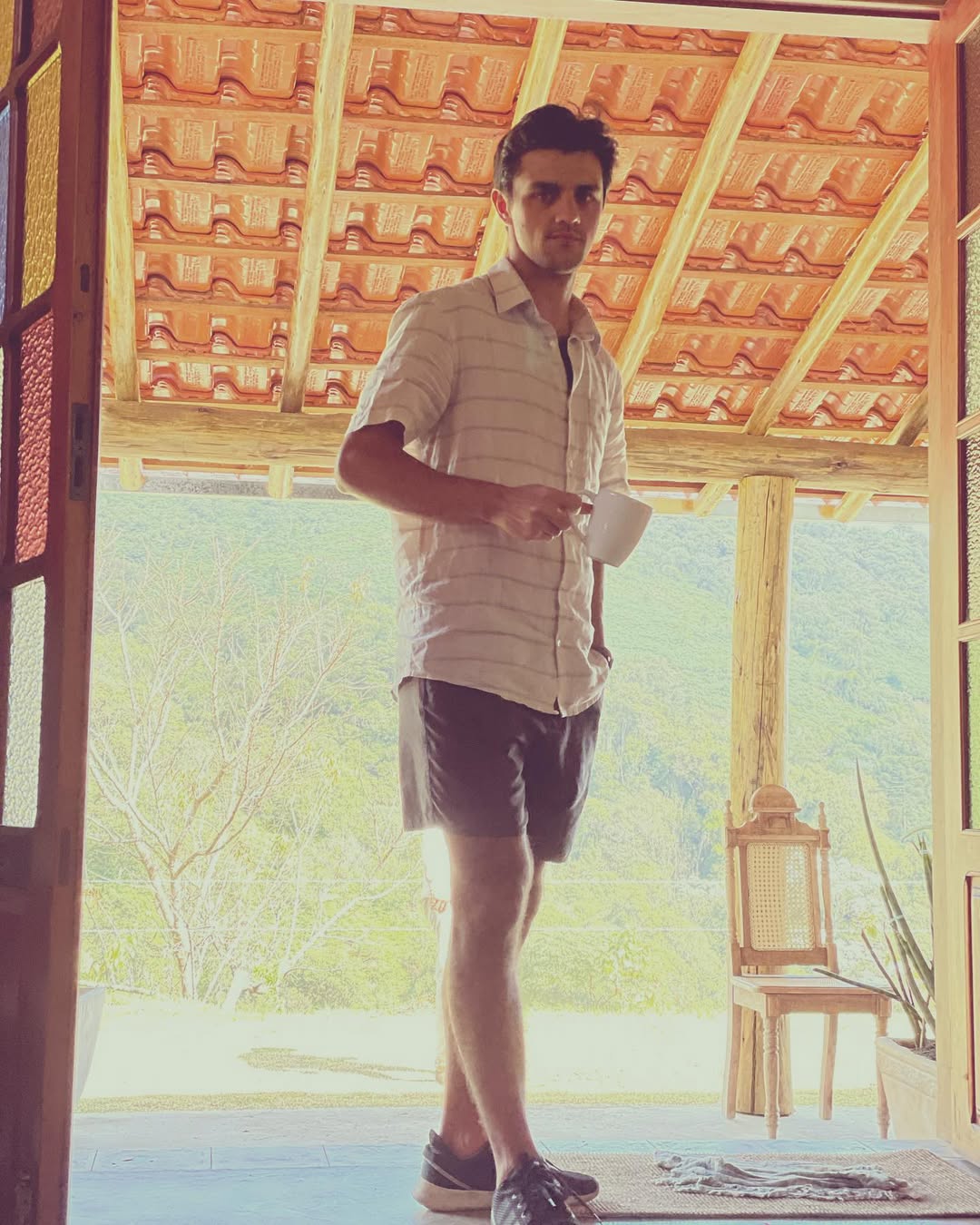 Conhecido por ter feito diversas novelas na TV Globo, Felipe Simas nasceu em 26 de janeiro de 1993, no Rio de Janeiro. Ã? filho do capoeirista e mestre de artes marciais Beto Simas e de Ana Paula Sang.
