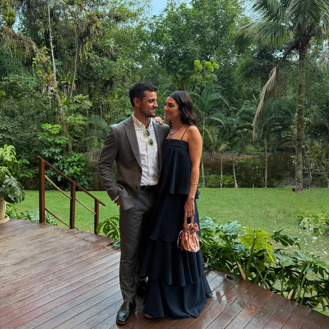 “Não são as cenas que amo rever, mas sei que o que temos é sólido e real. O que ele vive ali é trabalho”, disse. Ela ressaltou que o diálogo e o respeito mútuo são fundamentais para o equilíbrio do casamento.
