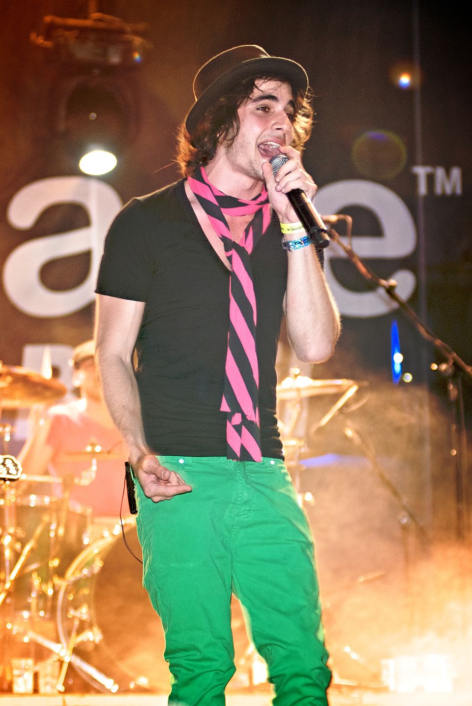 Fiuk iniciou a carreira musical em 2007 como vocalista da banda Hori.