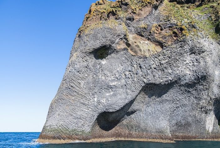 Formação rochosa em ilha da Islândia impressiona por semelhança com elefante gigante - Diego Delso, delso.photo, License CC BY-SA
