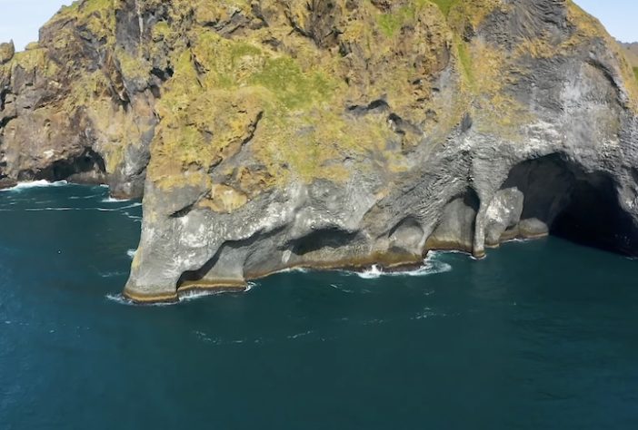 Formação rochosa em ilha da Islândia impressiona por semelhança com elefante gigante - Reprodução/YouTube