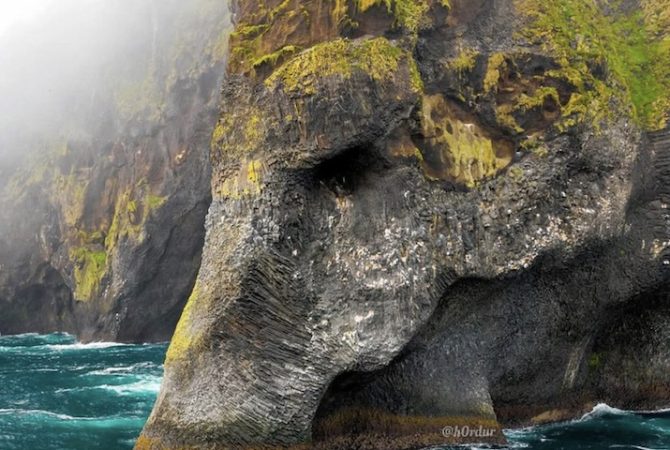 Rocha misteriosa em ilha da Islândia impressiona por semelhança com elefante gigante