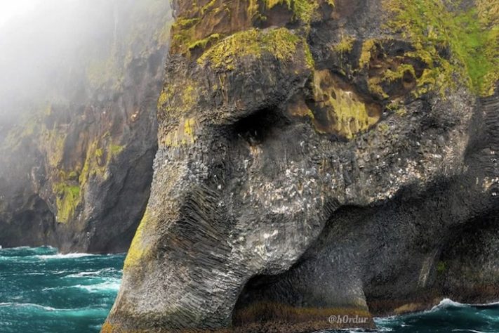 Formação rochosa em ilha da Islândia impressiona por semelhança com elefante gigante - Reprodução/Instagram @h0rdur