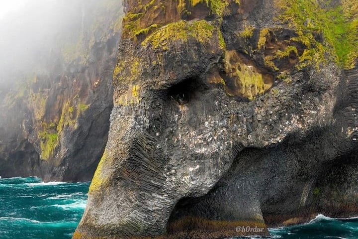 Rocha misteriosa em ilha da Islândia impressiona por semelhança com elefante gigante