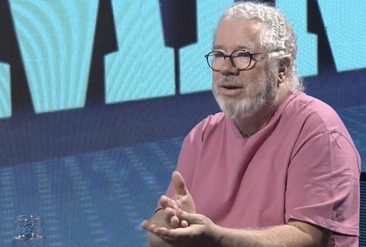 O gestor cultural Afonso Borges, líder do movimento, critica o invólucro plástico como um símbolo de uma grave contradição.-Reprodução