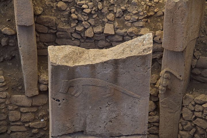 O mais surpreendente é que tudo foi construído por comunidades de caçadores-coletores, o que desafia a ideia de que grandes construções só surgiram após a agricultura.