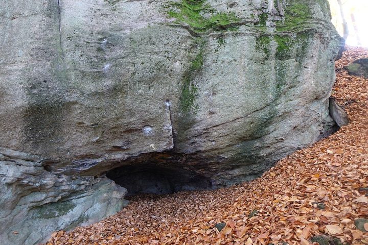 Já grota costuma designar um desnível do terreno, geralmente um buraco, depressão, vala ou pequena ravina aberta na superfície, formada pela erosão ou pelo escoamento da água.