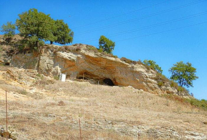 Gruta em Veios, Itália - Wikimedia Commons/Albarubescens