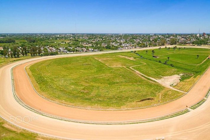 Hipódromo Las Piedras – Wikimedia Commons/Marcelo Campi