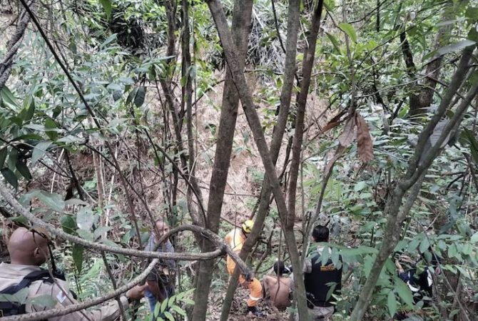 Homem é resgatado com vida após cair em grota e passar 4 dias comendo manga