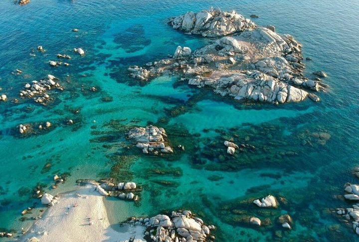 O porto também é ponto de partida para passeios às ilhas Lavezzi, um arquipélago protegido conhecido por suas águas transparentes e rica fauna marinha.