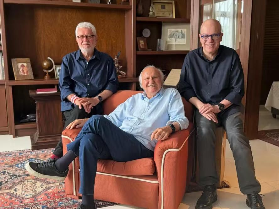 O documentário traz uma longa conversa entre Isaac Karabtchevsky, maestro brasileiro de ascendência russa, e Arthur Dapieve (à direita), abordando sua vida pessoal, missão artística e  carreira internacional em Viena, Veneza e Nantes. Com estreia prevista para o fim de 2026, será apresentado no Mipcom, em Cannes, ampliando parcerias e consolidando sua relevância mundial.