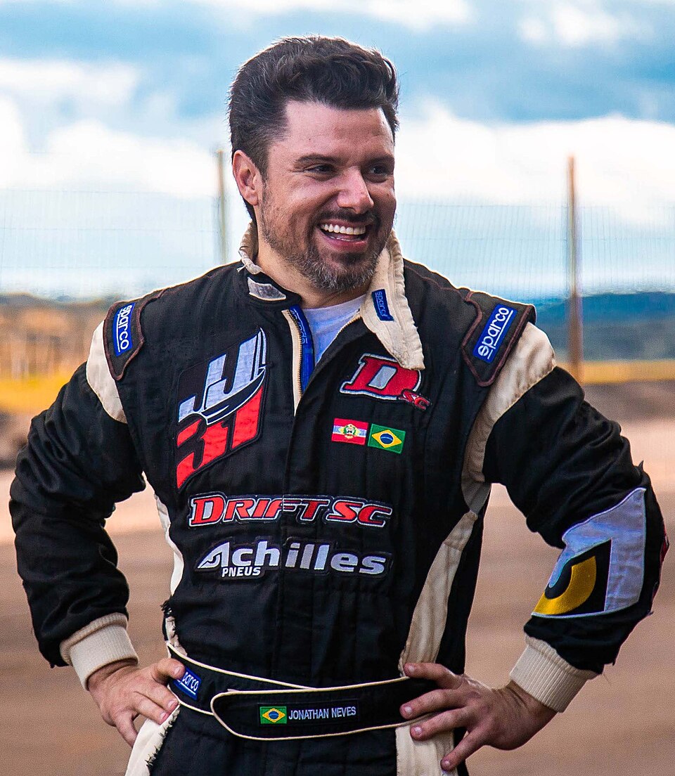 Jonathan Neves, o JJ, contratado inicialmente para ser dublê de Caio Castro e depois integrado ao elenco principal e à produção executiva, relatou à coluna GENTE que coordenou a primeira grande cena de ação do longa. Ele afirmou que a equipe enfrentou atrasos atribuídos a Fiuk, além de tensão constante e divergências entre o cantor e o diretor André Luiz.