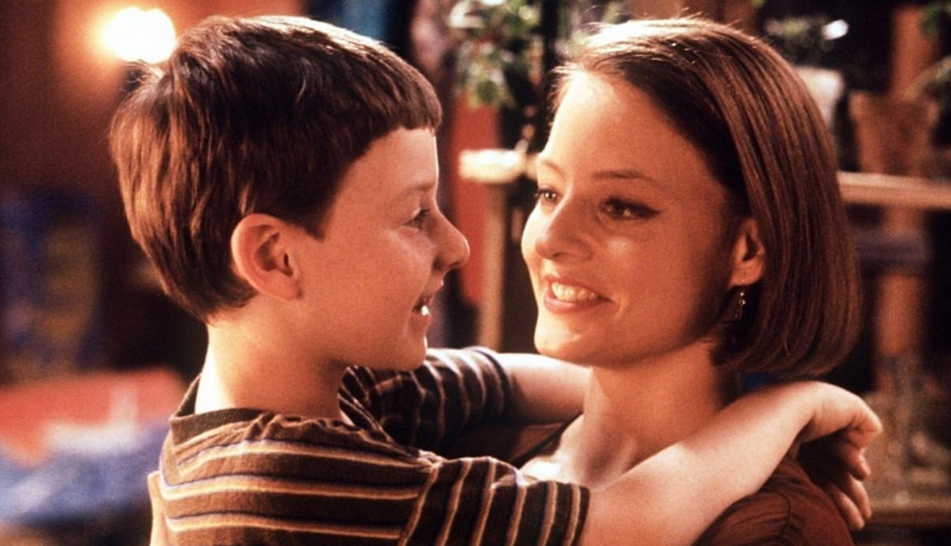 Foster também dirigiu e protagonizou “Mentes que Brilham”, lançado em 1991, no qual interpreta a mãe de uma criança prodígio. A narrativa aborda o desafio enfrentado pelo menino em ambientes acadêmicos especializados e a adaptação familiar ligada a essa condição.
