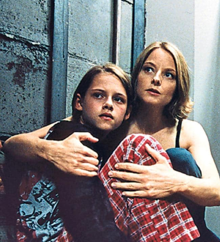 No thriller “Quarto do Pânico” de 2002, Jodie vive uma mulher que se refugia com sua filha, interpretada por Kristen Stewart, em um cômodo protegido dentro de casa durante uma invasão.
