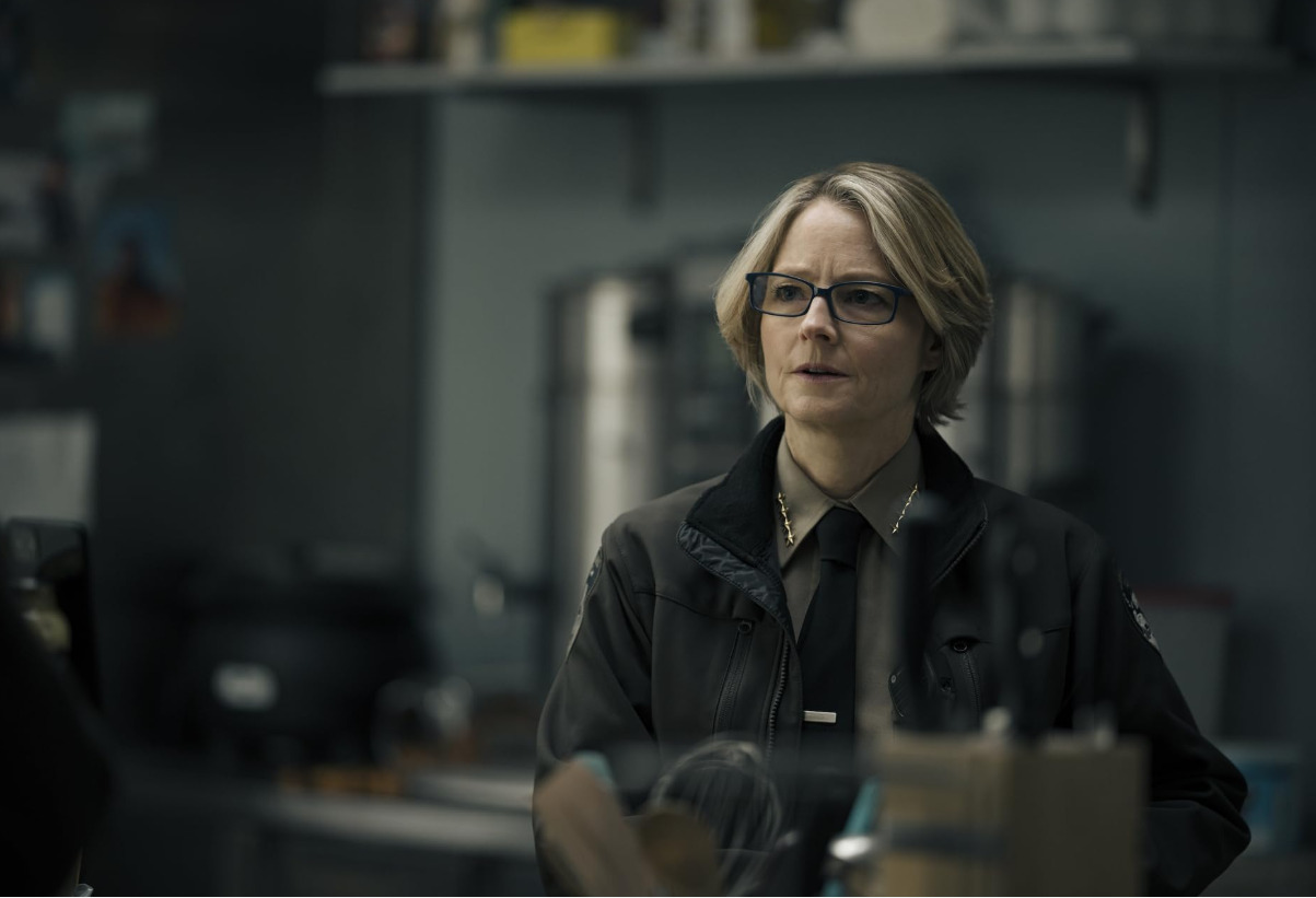 Jodie Foster também tem atuação consolidada na televisão. Em 2024, por exemplo, ela interpretou Liz Danvers na quarta temporada de “True Detective”, papel pelo qual venceu o Emmy de Melhor Atriz em Série Limitada ou Antologia. Além da vitória, também foi indicada como produtora pela série.  Antes já tinha sido indicada,como produtora do telefilme “The Baby Dance” e como diretora por um episódio de “Orange Is the New Black