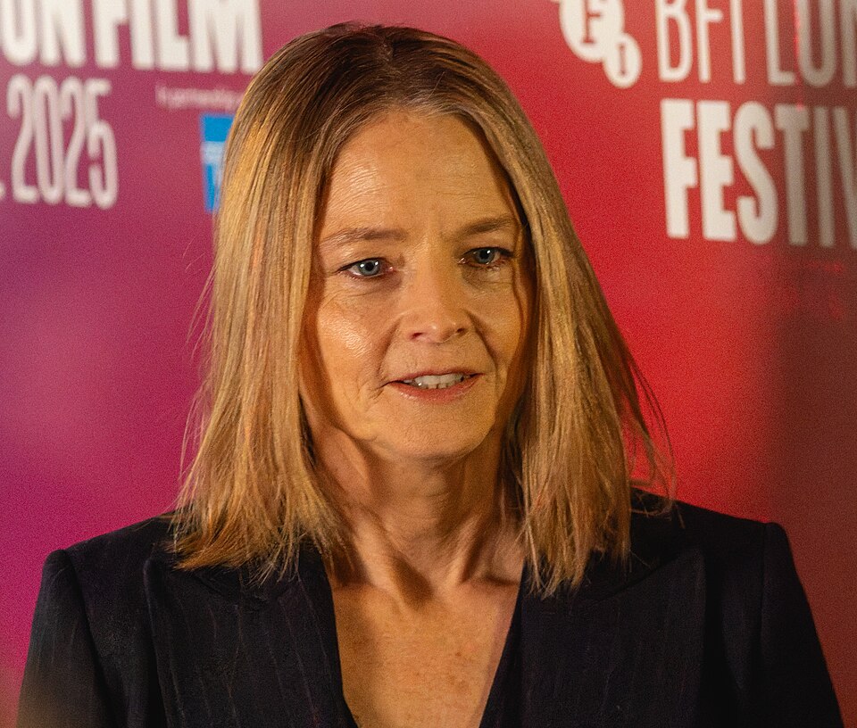 A seguir, conheça mais da trajetória dessa premiada atriz, cujo nome de batismo é Alicia Christian Foster, ganhadora de dois Oscars. 

