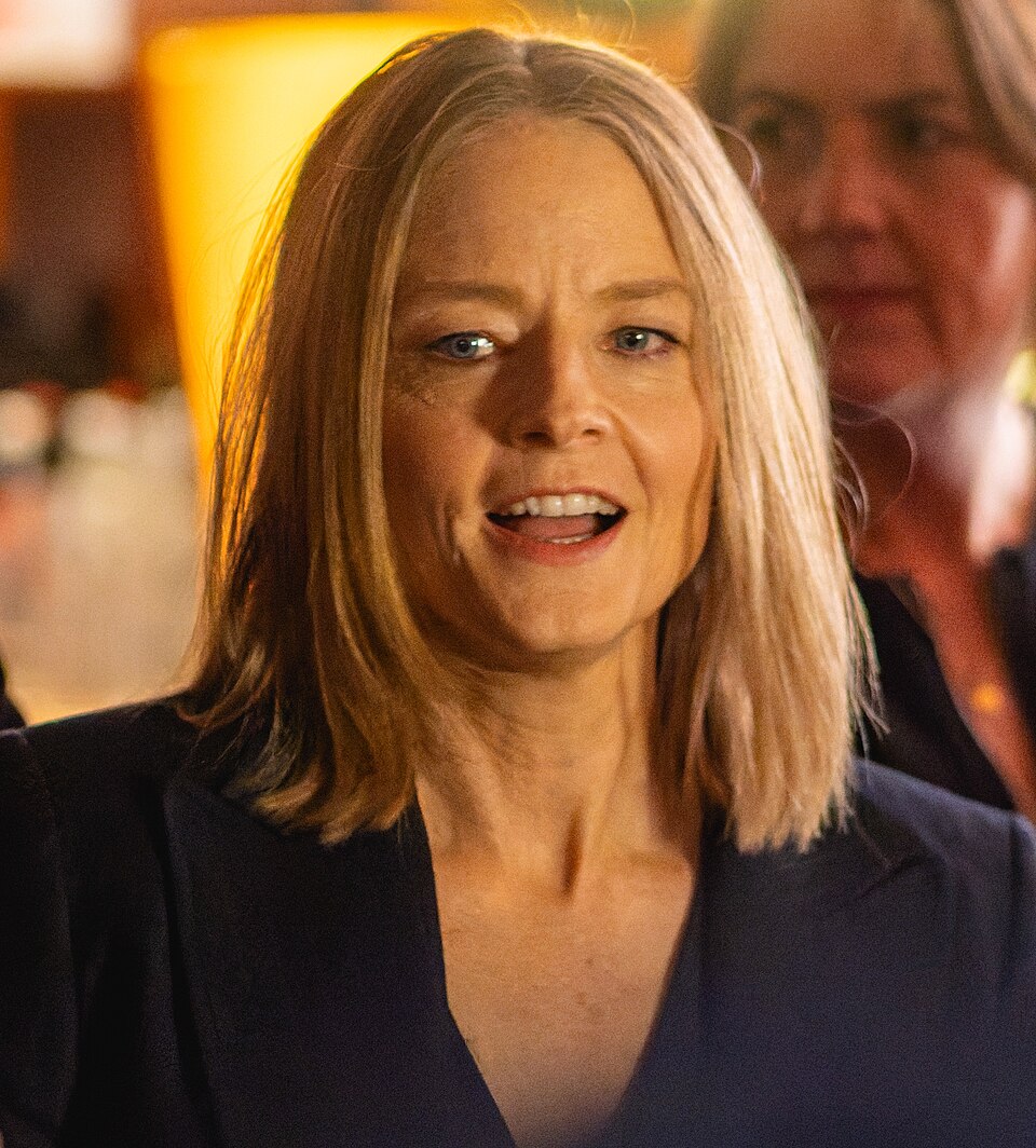 Jodie Foster é uma das poucas atrizes que construíram uma trajetória de sucesso tanto na frente quanto atrás das câmeras, sendo reconhecida com prêmios importantes como os Oscars, Globos de Ouro, BAFTA e Emmy.
