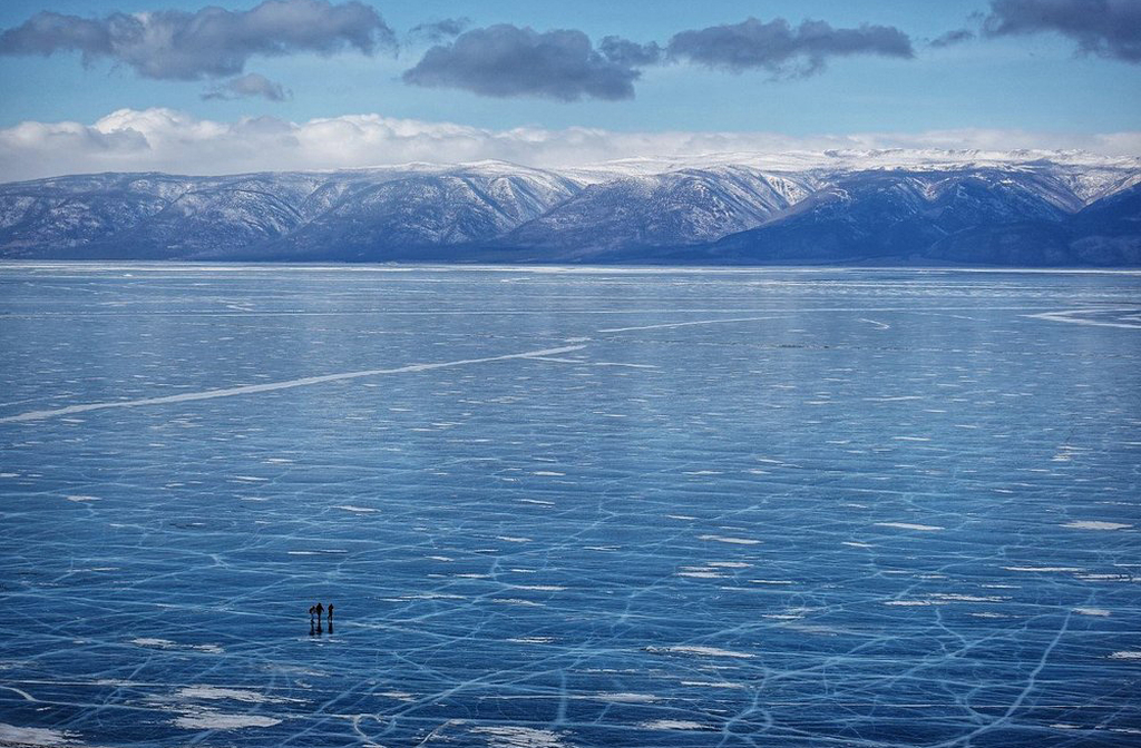Durante o inverno, o Baikal congela completamente, formando uma paisagem surreal de gelo translúcido. Veios azuis e bolhas congeladas criam padrões hipnotizantes. É possível dirigir veículos sobre o gelo espesso. A temperatura pode cair abaixo de 30? graus negativos, mas o visual compensa o frio.
