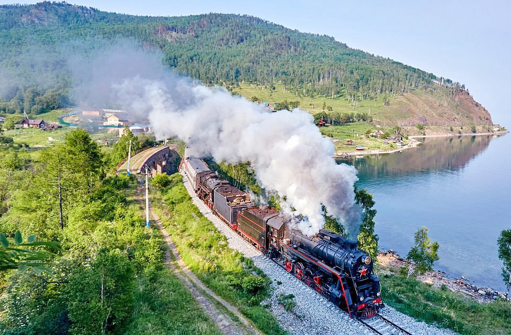 O Baikal está situado na Sibéria, próximo à fronteira com a Mongólia. Ele se estende por aproximadamente 636 quilômetros de comprimento e 79 quilômetros de largura. A ferrovia Transiberiana passa ao sul do lago, oferecendo vistas espetaculares. É um ponto de encontro entre culturas russas e asiáticas.