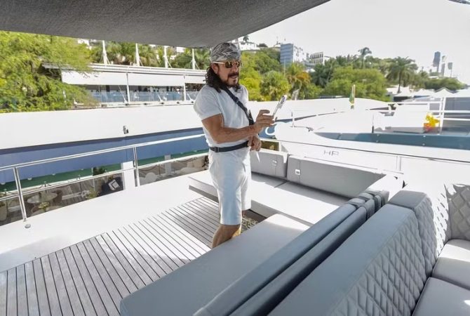 Bell Marques exibe lancha de R$ 20 milhões