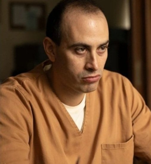 Foi interpretado pelo ator Lucas Oradovschi, que se preparou por 2 meses com entrevistas, fotos e vídeos disponíveis. Conhecido por trabalhos no teatro e participações em produções televisivas recentes, destaca- se por papéis dramáticos.-Divulgação