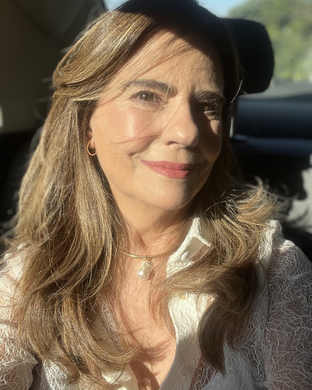 Em entrevista ao F5, Mayara relatou sentir renovação profissional com o projeto, selecionado para o Festival Mix Brasil em novembro de 2025. Ela, porém, já havia manifestado descontentamento com a ausência de convites para novelas e disse que não tem oportunidades na TV..
