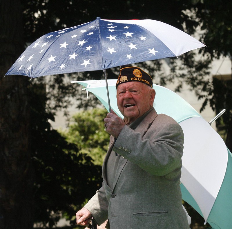 Casou-se oito vezes, sendo seu relacionamento mais duradouro com Jan Chamberlin, com quem viveu de 1978 até a separação em 2012. Teve nove filhos, vários netos e bisnetos, e sempre destacou a importância da família em sua vida.
