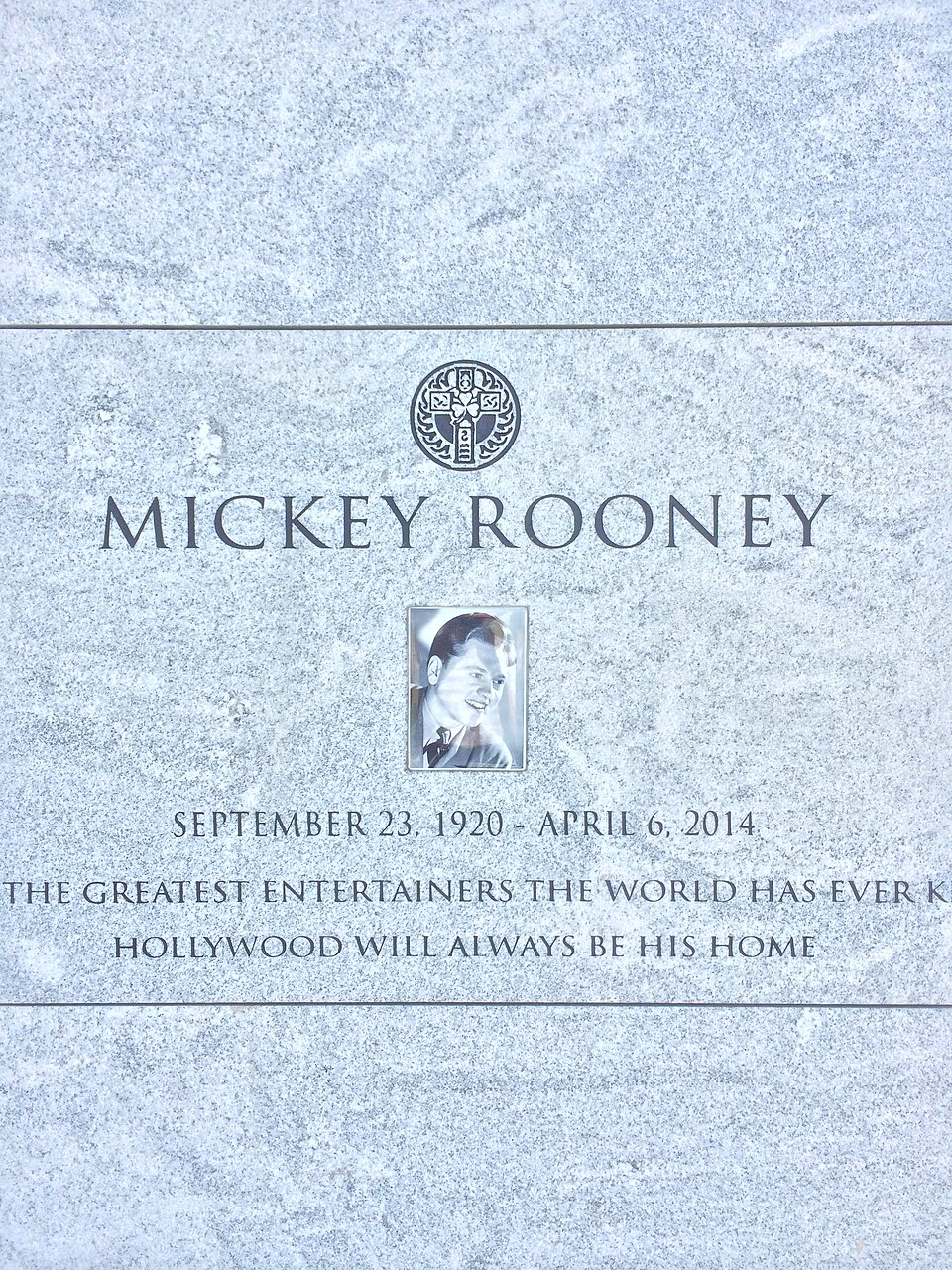 Mickey Rooney faleceu em 6 de abril de 2014, em Los Angeles, Califórnia. Sua morte encerrou uma das mais longas e diversificadas trajetórias do cinema norte-americano, mas seu legado continua vivo em produções que encantam gerações.
